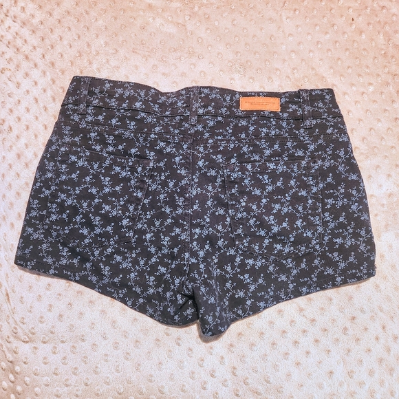 H&M Floral Denim Shorts Size 10 - Picture 6 of 6